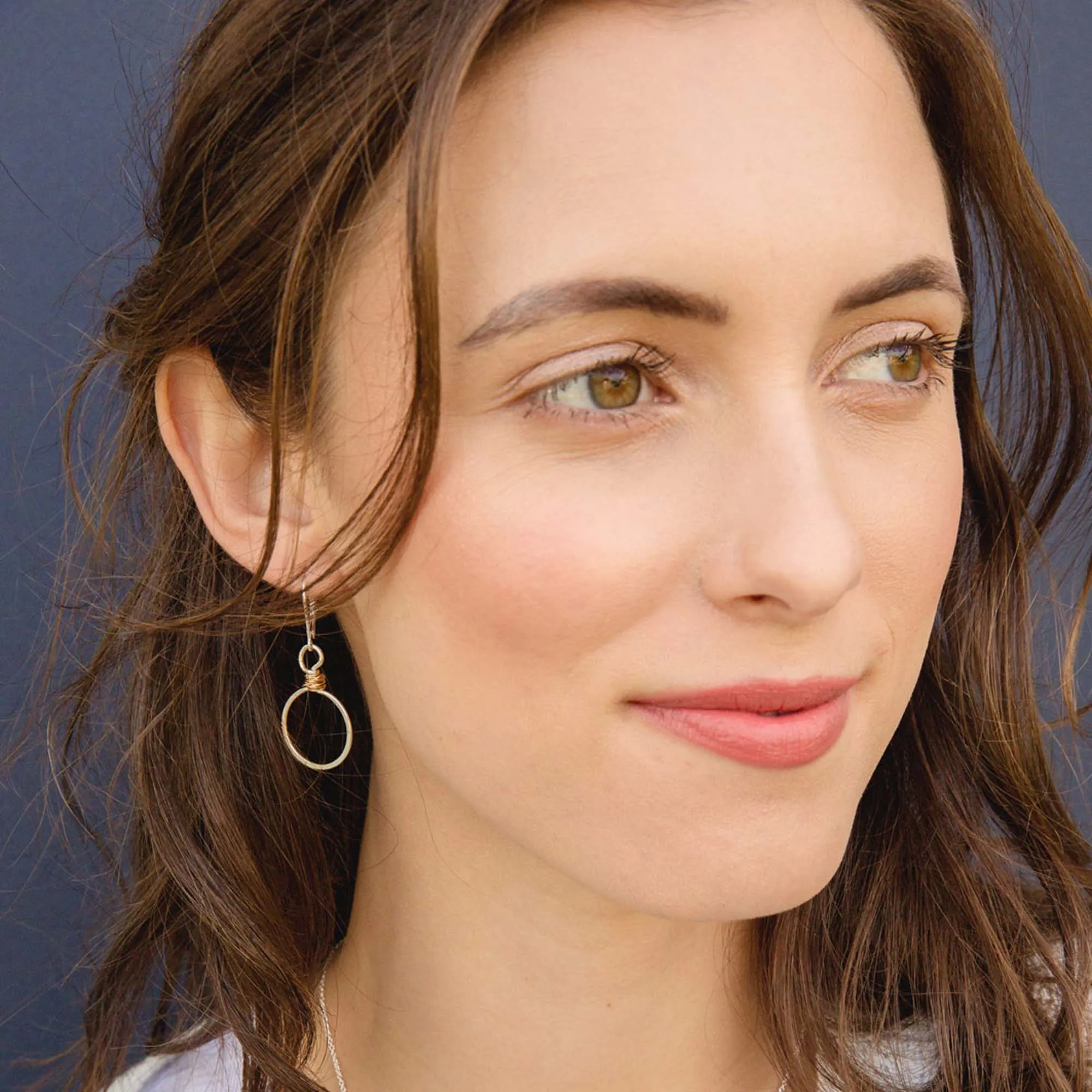 gold swirl zero earrings