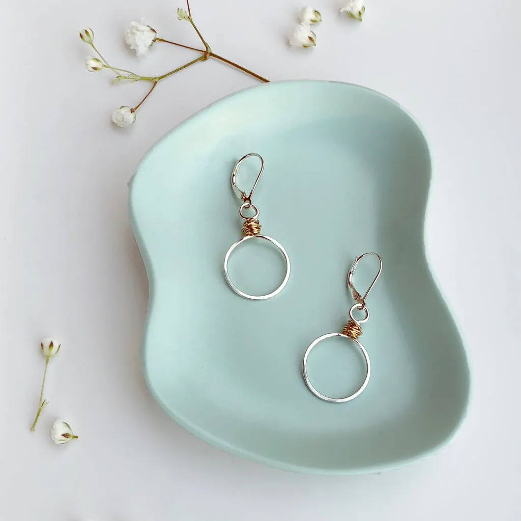 gold swirl zero earrings