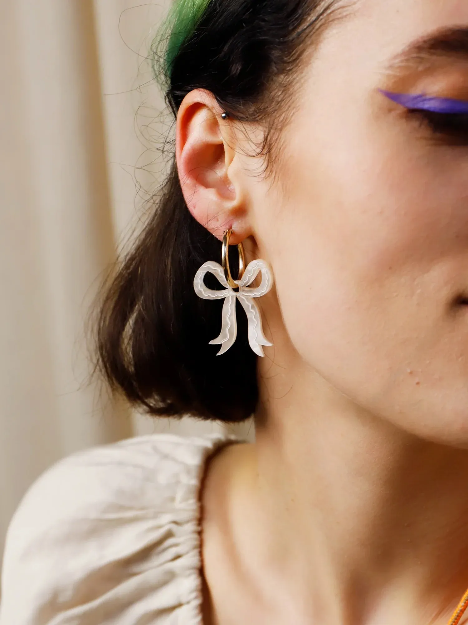 Mini Bow Hoops Cream